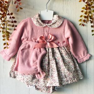 Vestido rosa maquillaje y flores