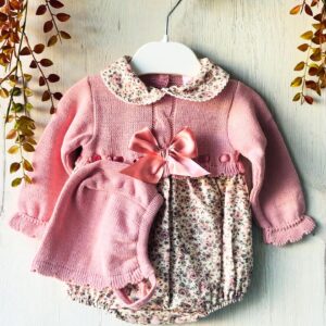 Pelele rosa maquillaje y flores